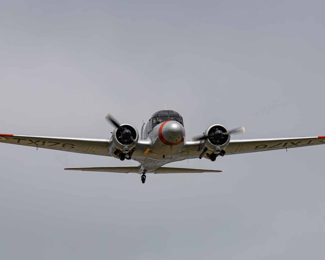 Военный самолет летит на сером фоне