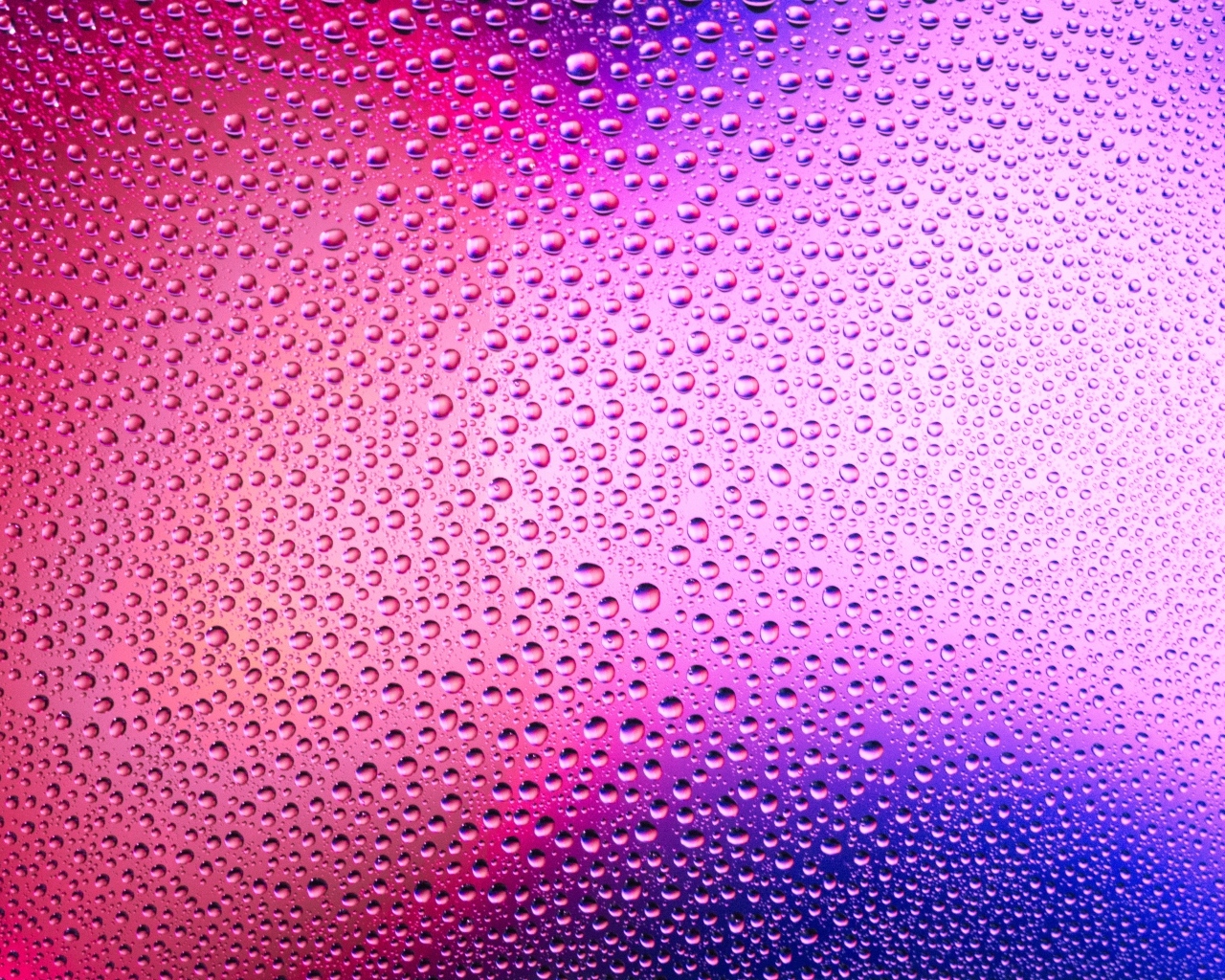 Розовый фон в каплях воды