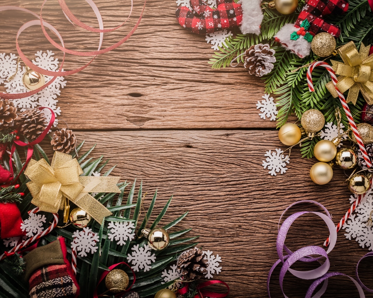 Красивый рождественский декор на деревянном фоне