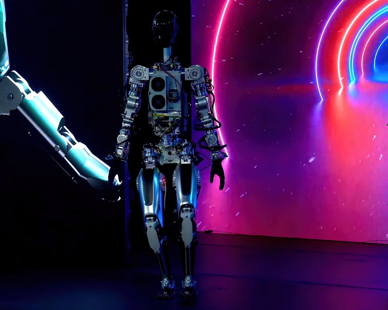 Робот Tesla Optimus на  презентации