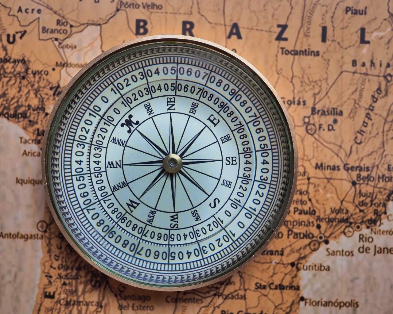 Большой компас лежит на старой карте
