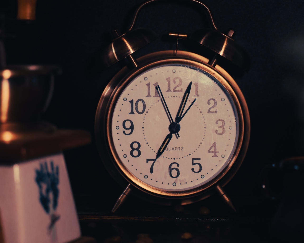 Большой будильник показывает семь часов