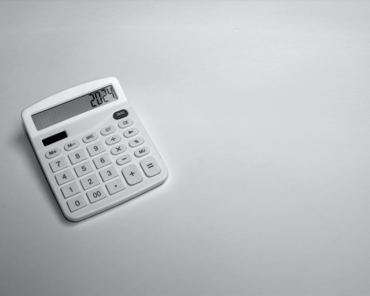 Калькулятор с цифрами 2024 на сером фоне