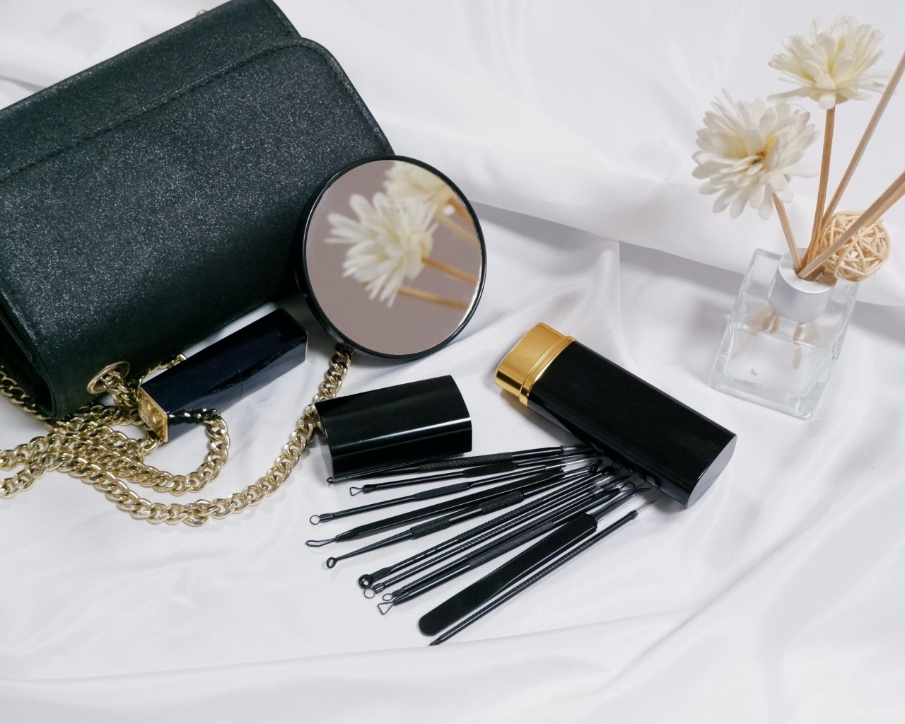 Косметика и сумочка на столе