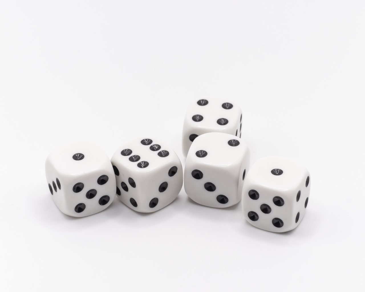 Игральные кости на белом фоне