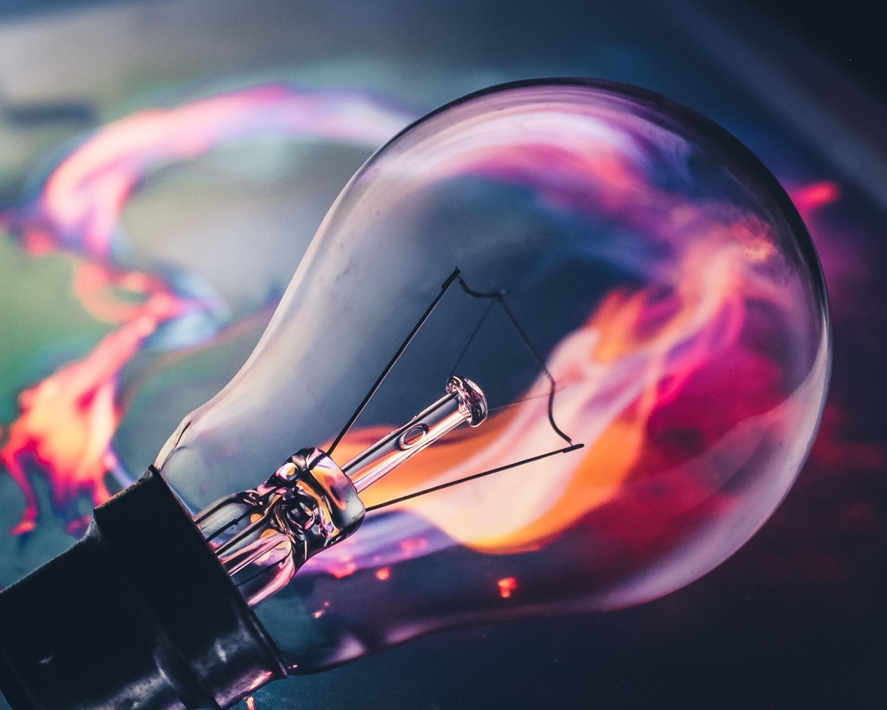 Стеклянная лампочка с огнем