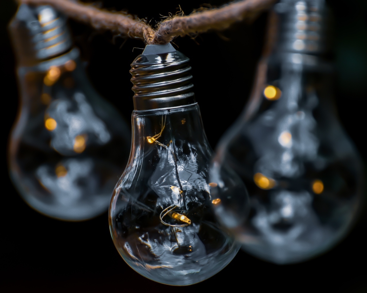 Стеклянные лампочки на веревке 