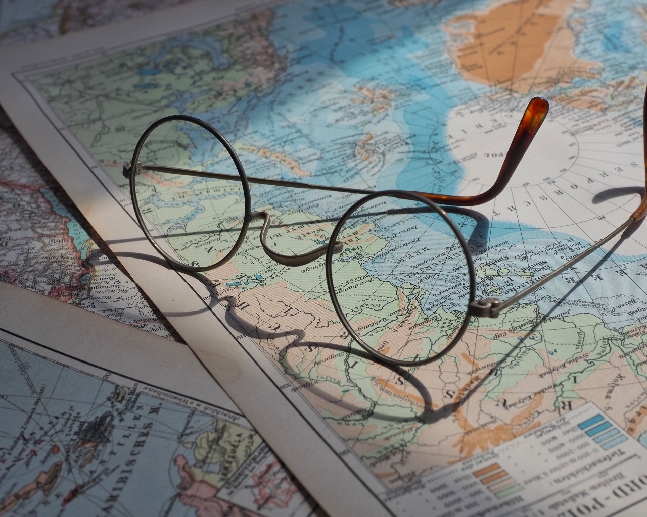 Очки лежит на карте мира