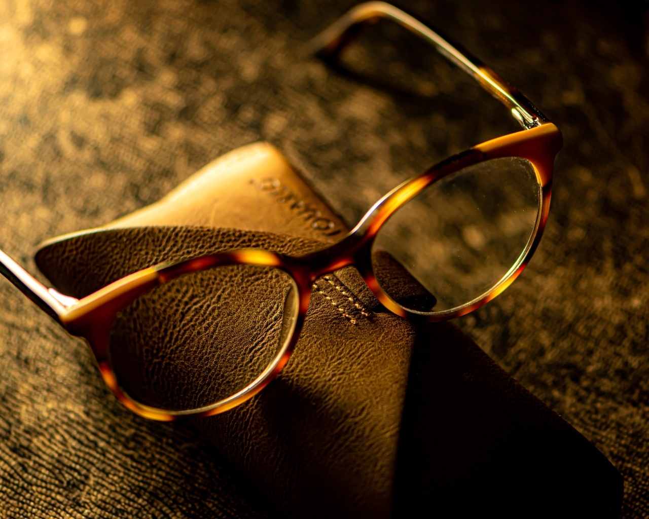 Очки с футляром на столе