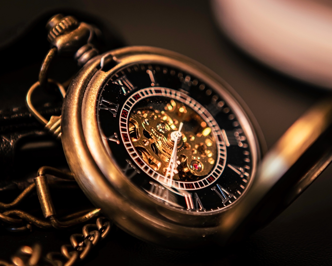 Золотые карманные часы на цепочке 