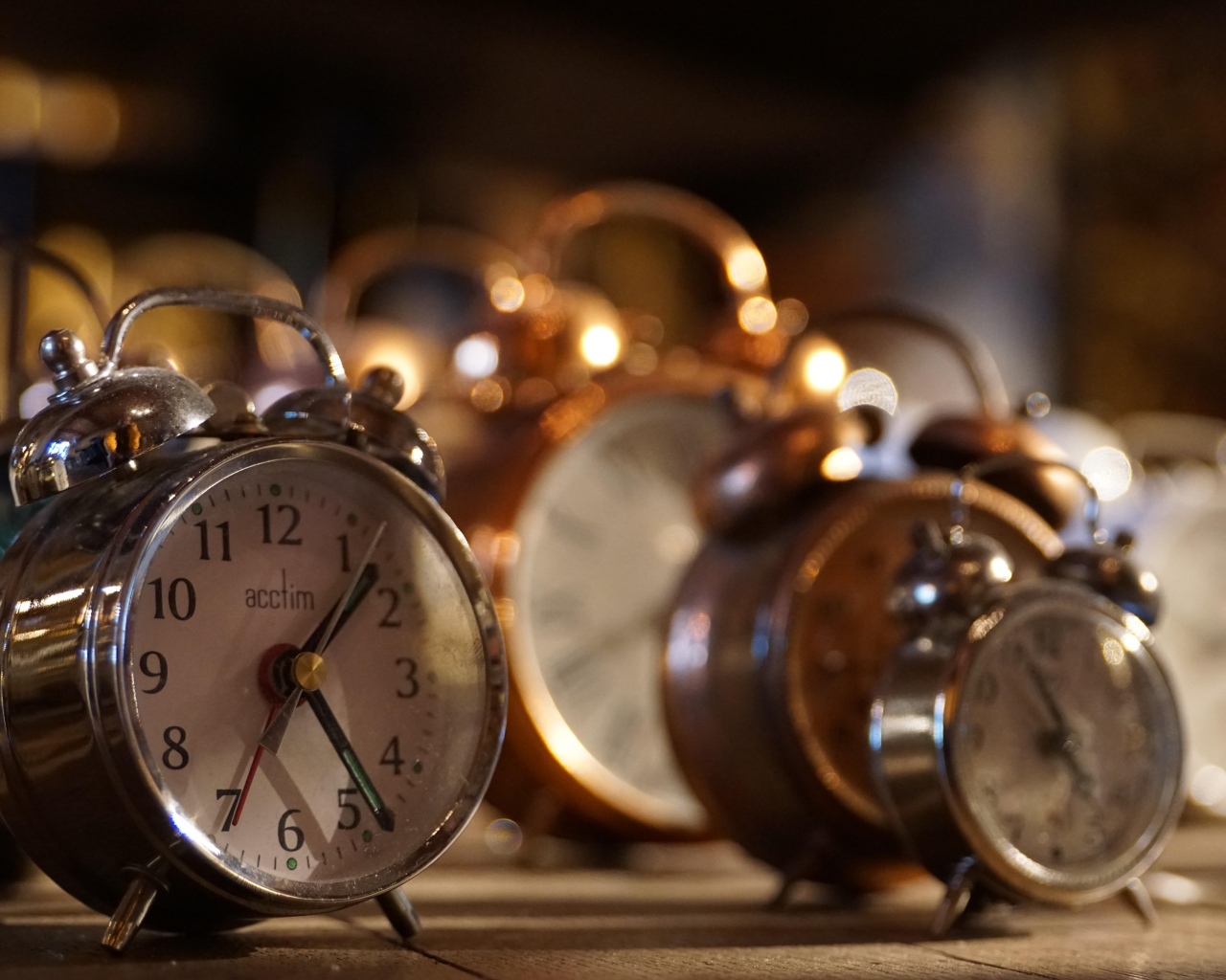 Много будильников на столе