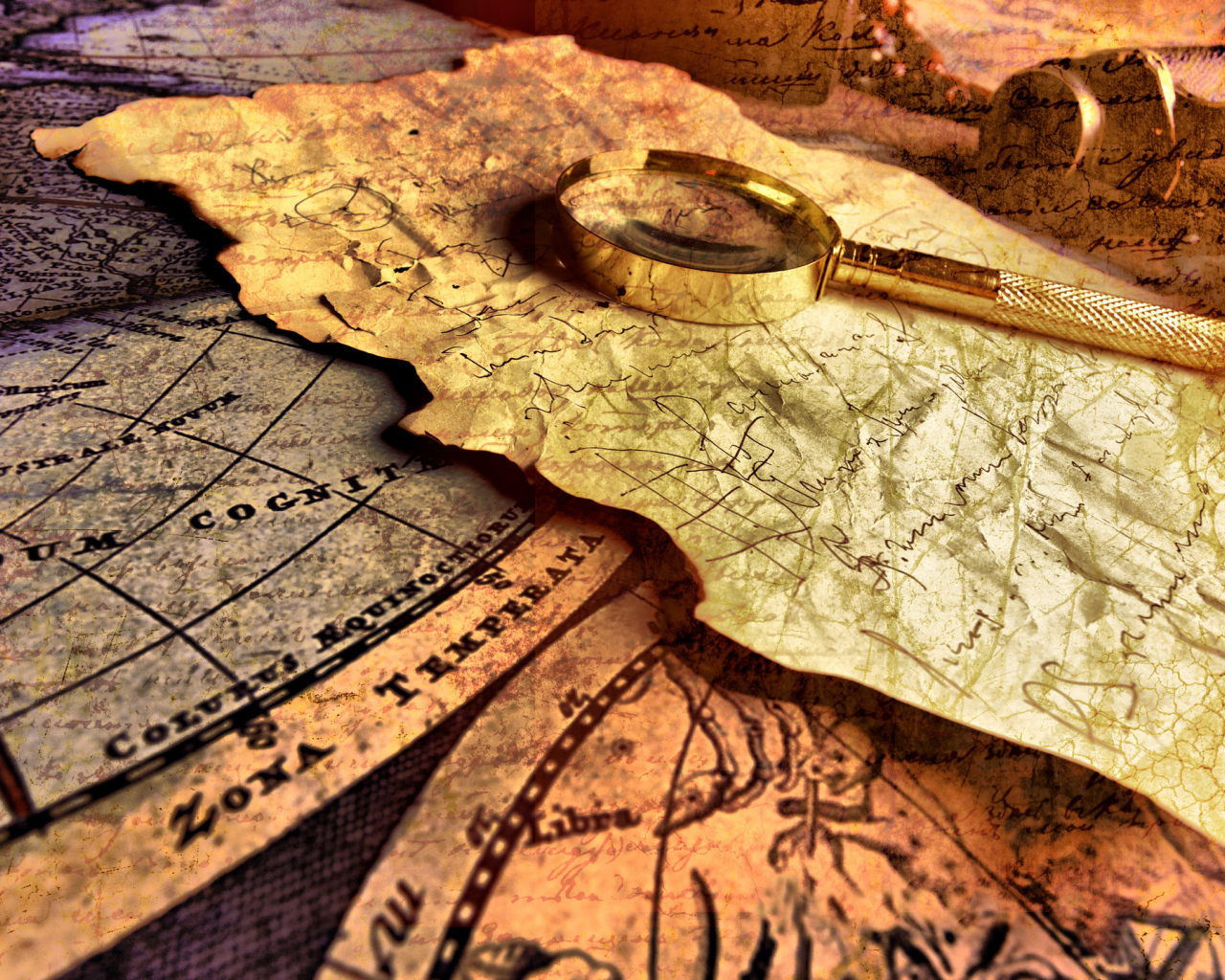 Лупа и старая карта на столе