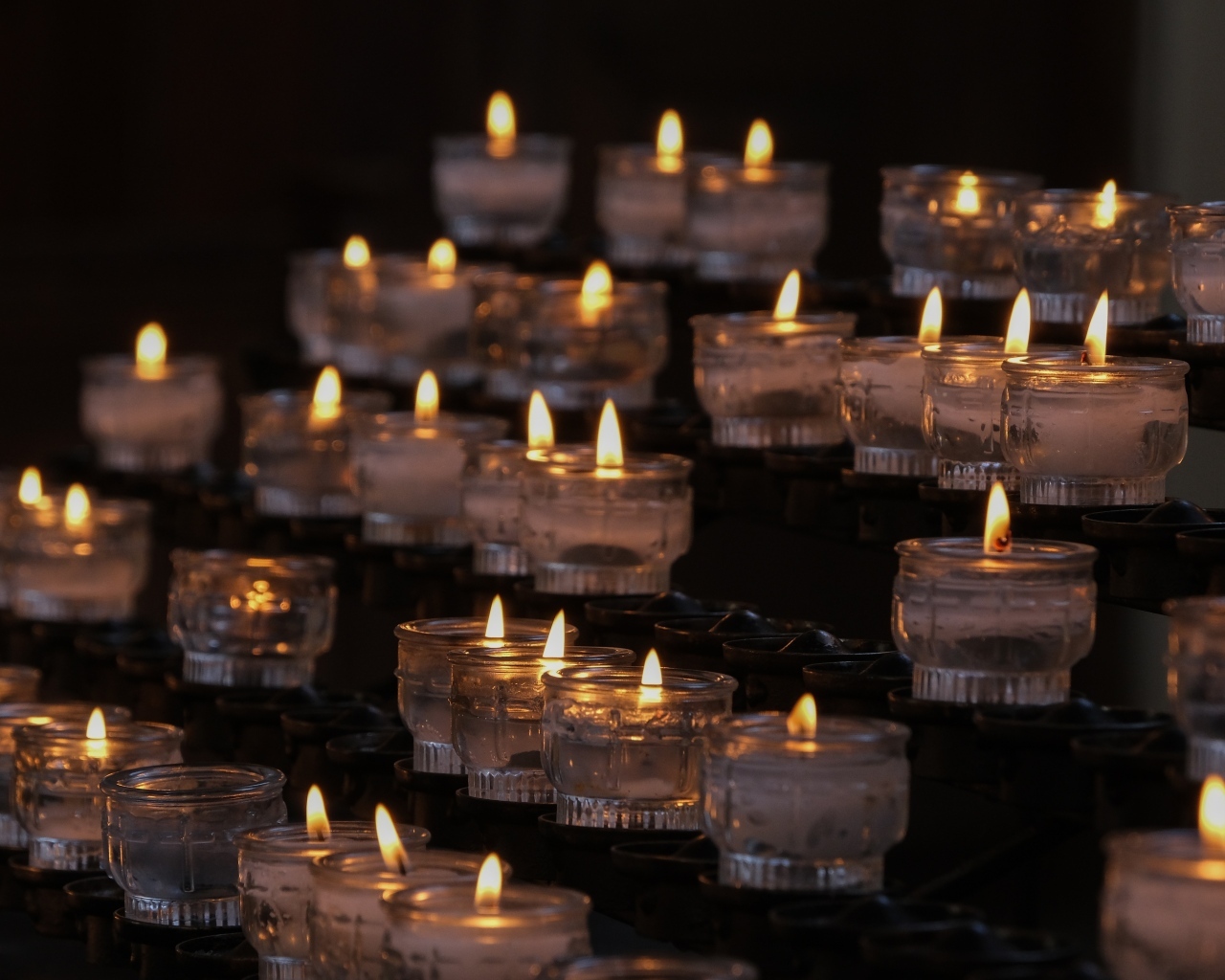 Много зажженных маленьких свечей