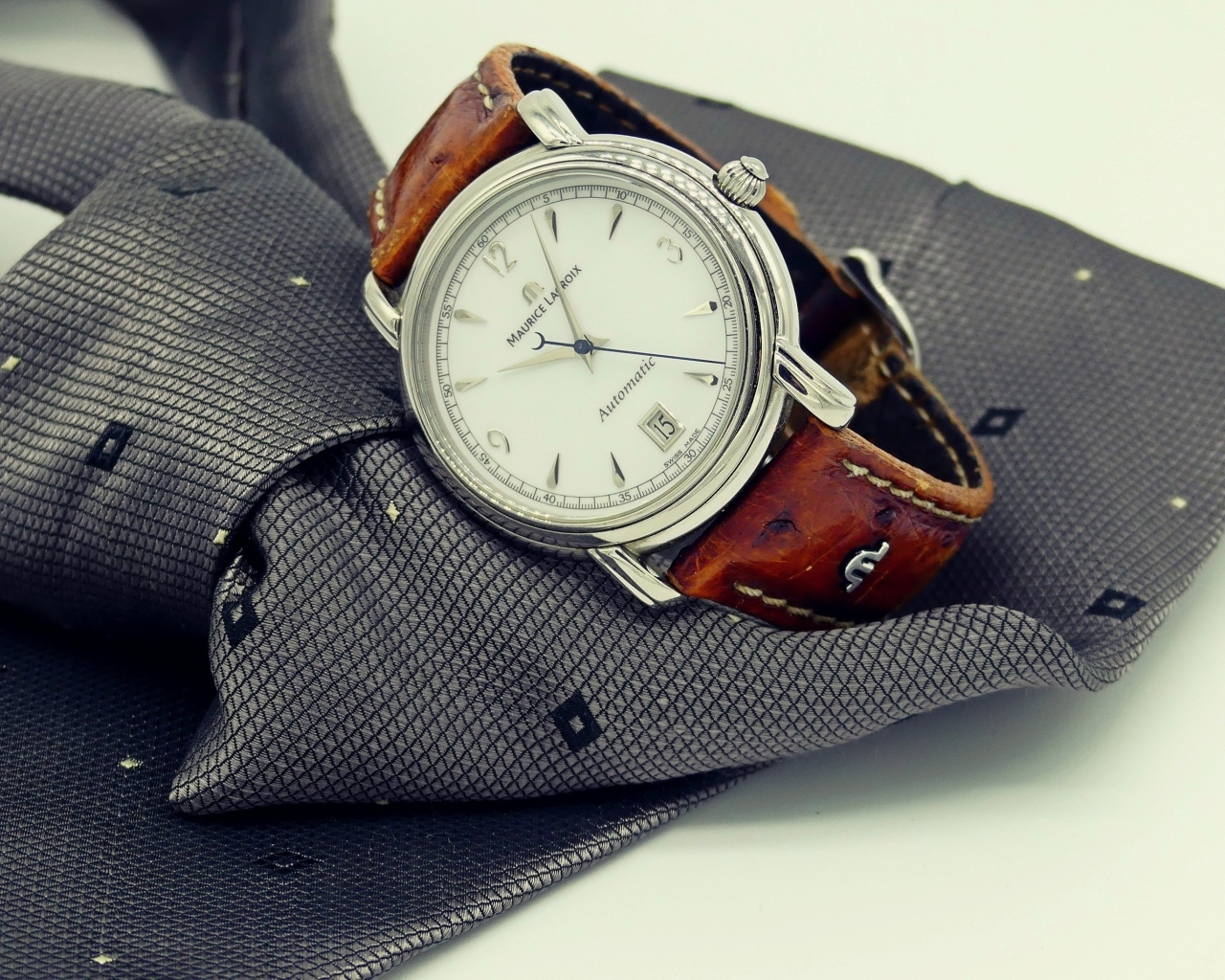 Мужские наручные часы и галстук