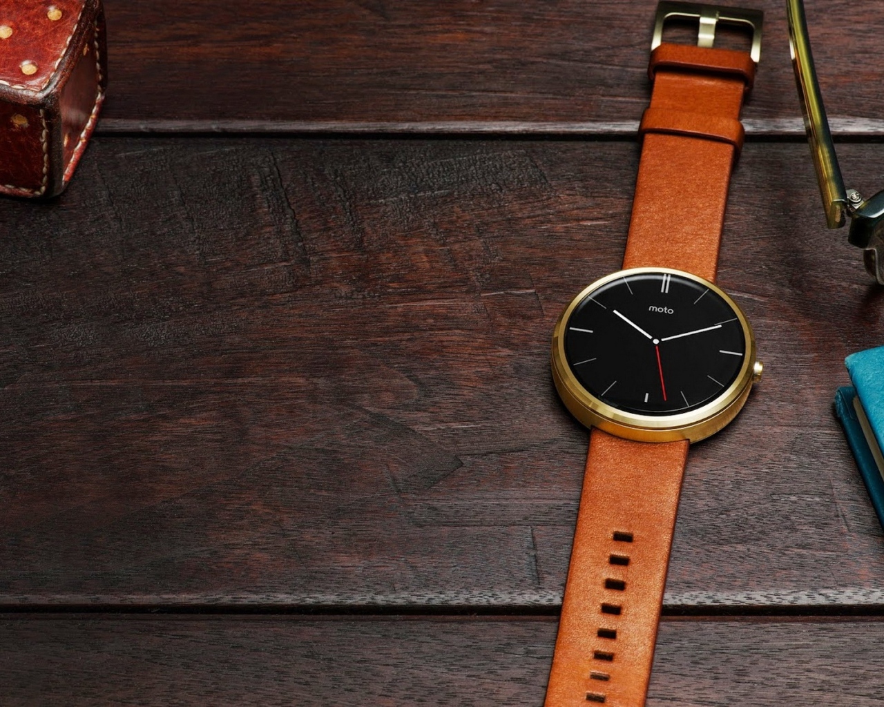 Мужские наручные часы на деревянном столе с блокнотом и очками