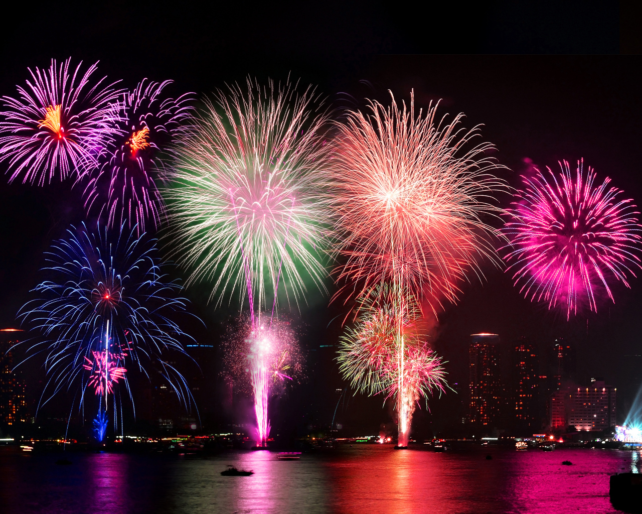 Разноцветный салют в небе над водой