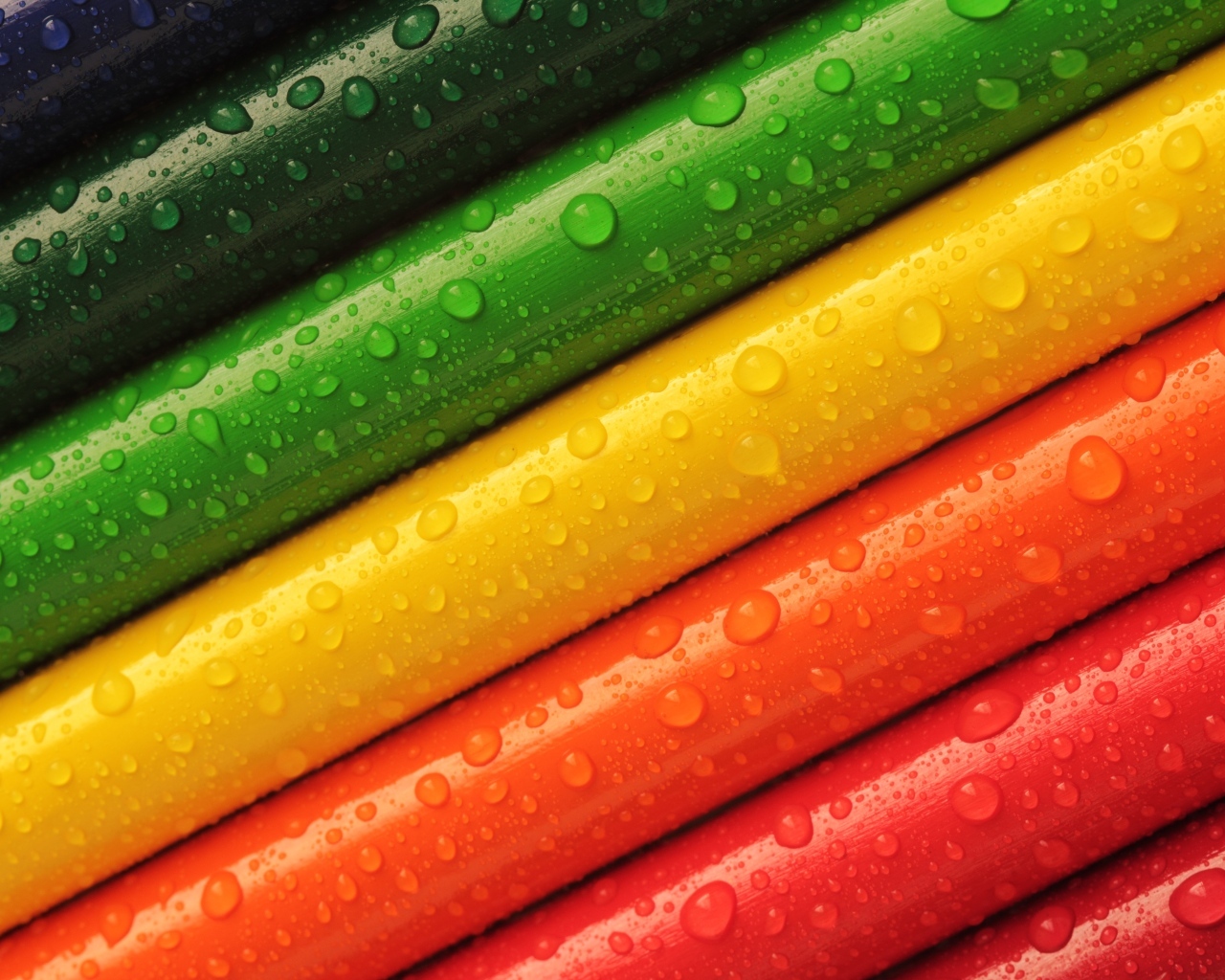 Разноцветные карандаши в каплях воды