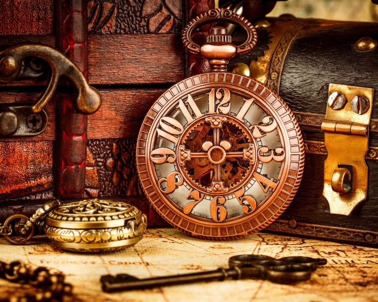 Старые карманные часы, шкатулка и ключ