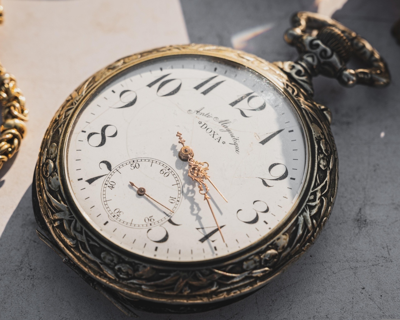 Старые карманные часы с золотыми стрелками