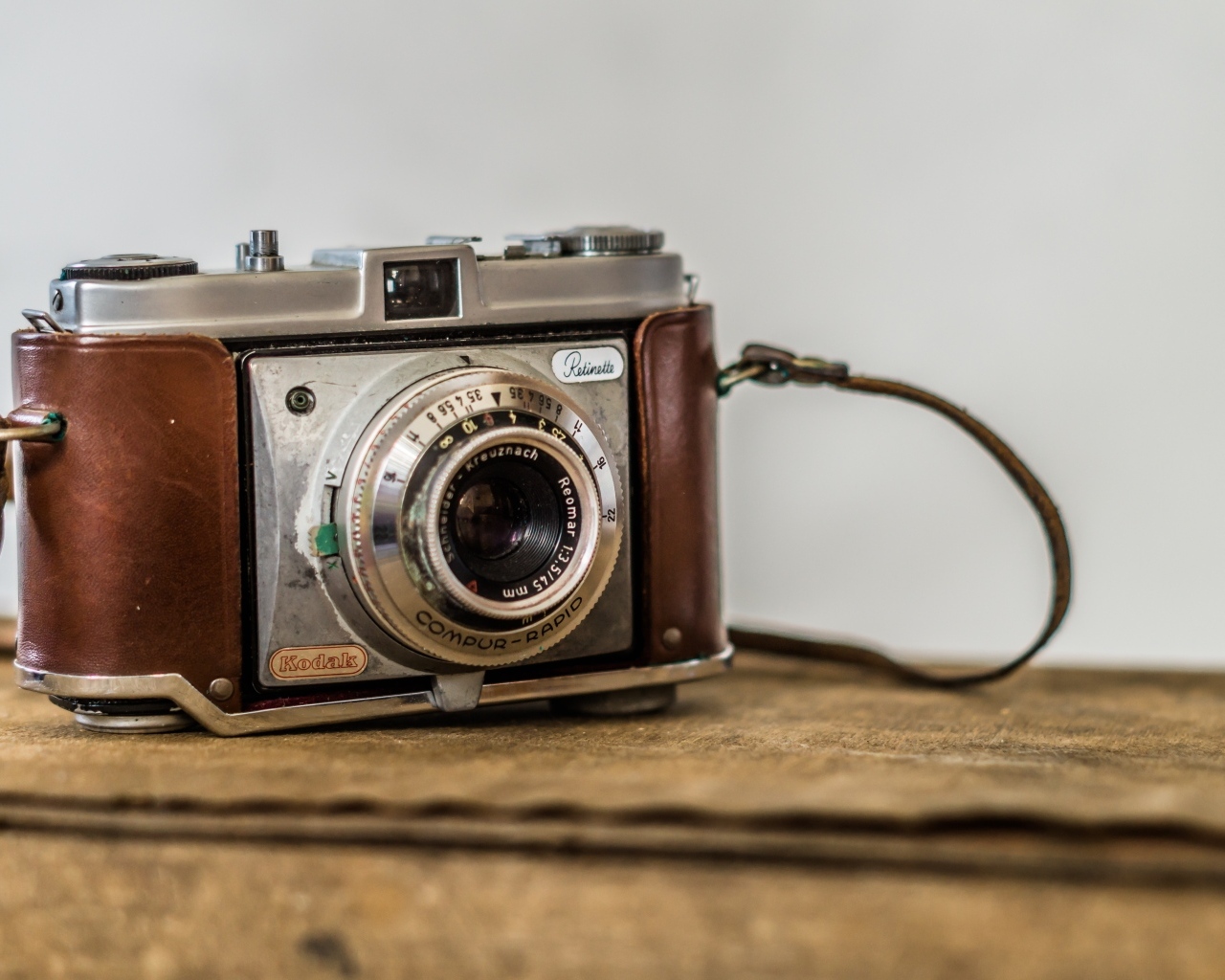 Старый винтажный фотоаппарат на столе