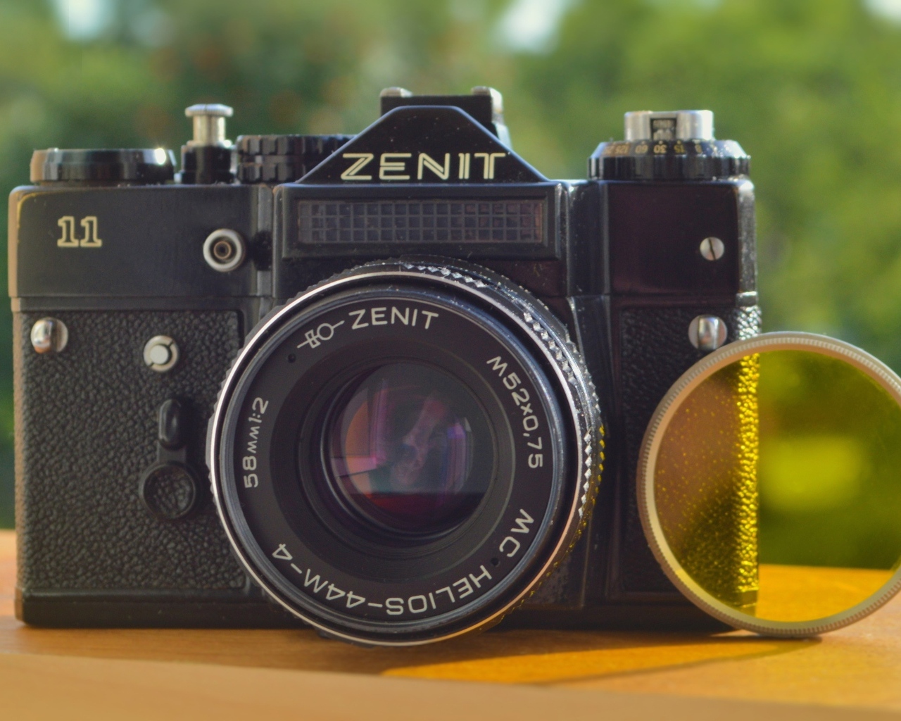 Старый фотоаппарат зенит на столе крупным планом