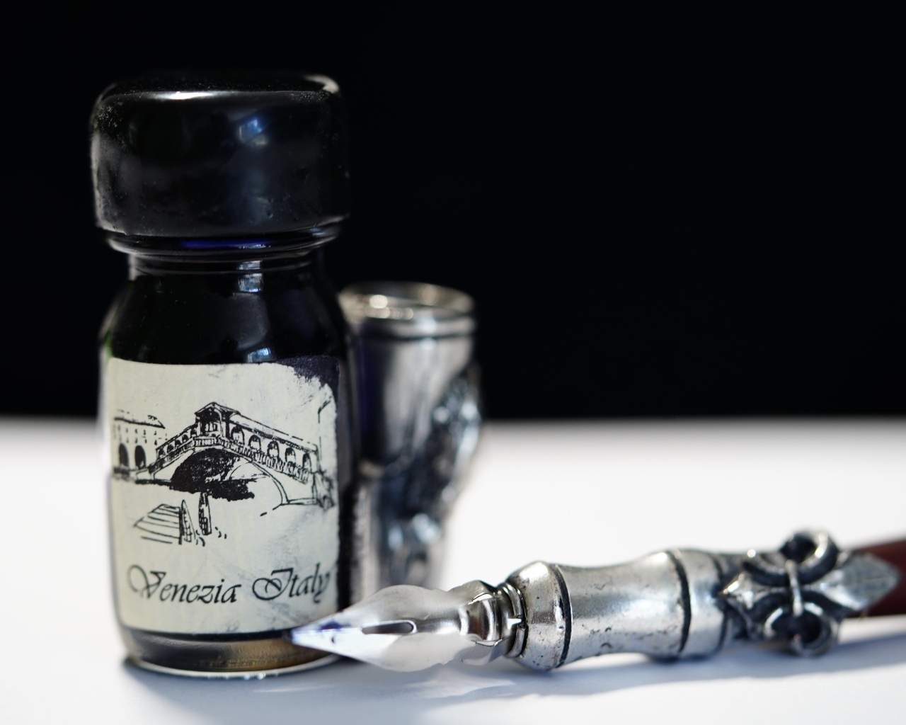 Ручка и чернила на столе