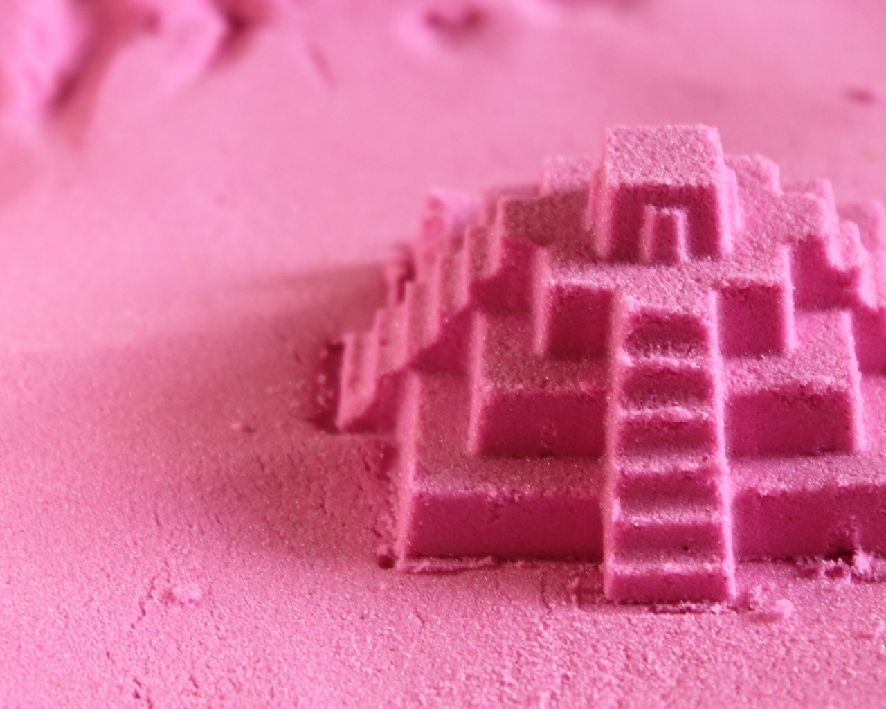 Розовая пирамида из песка