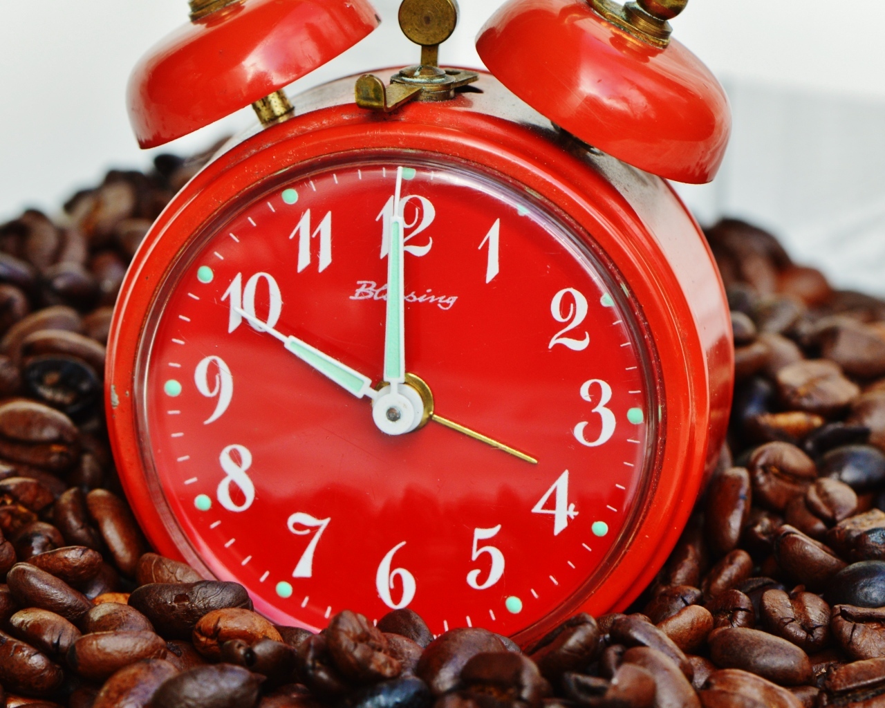 Красный будильник с зернами кофе 