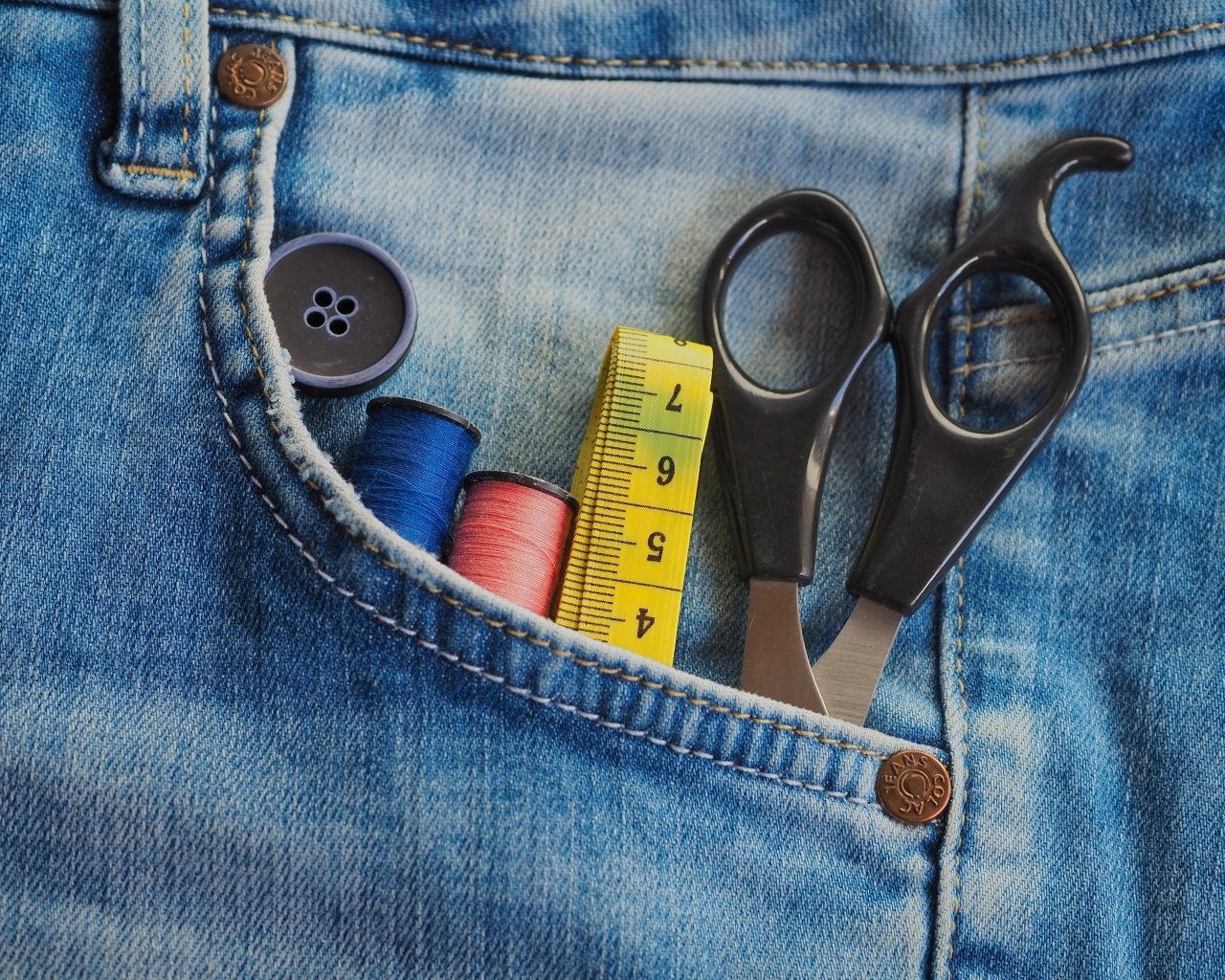 Ножницы, нитки и сантиметр в кармане джинс