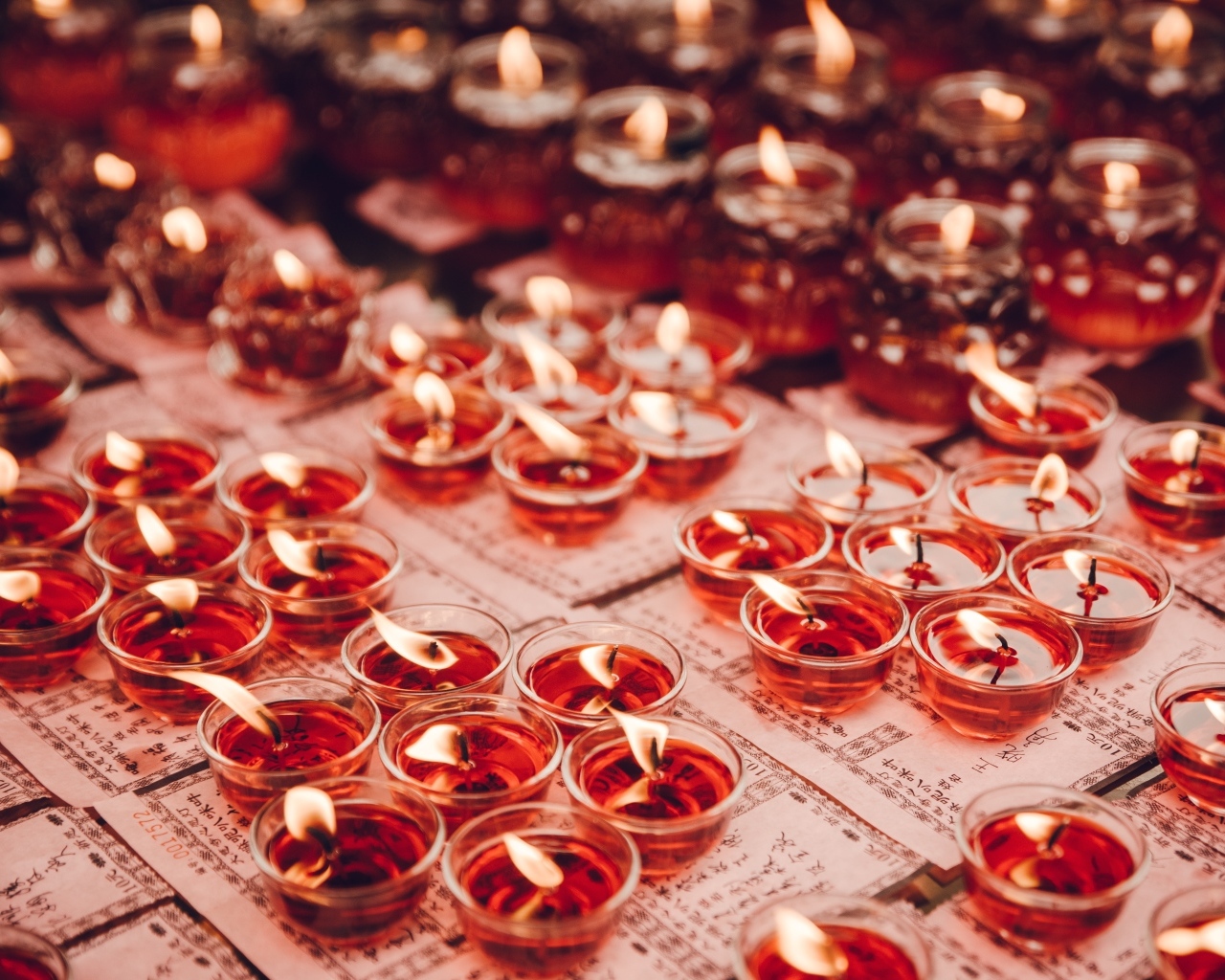 Маленькие зажженные ароматные красные свечи