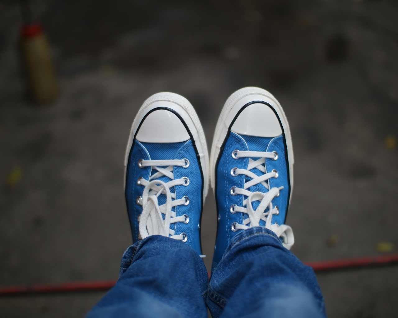 Кеды на ногах в джинсах