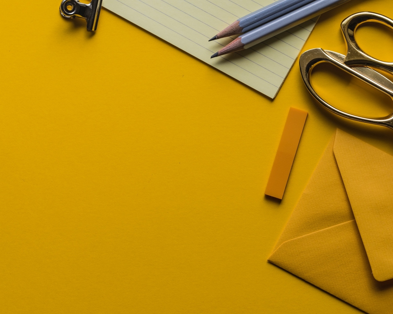 Канцелярские предметы на желтом фоне
