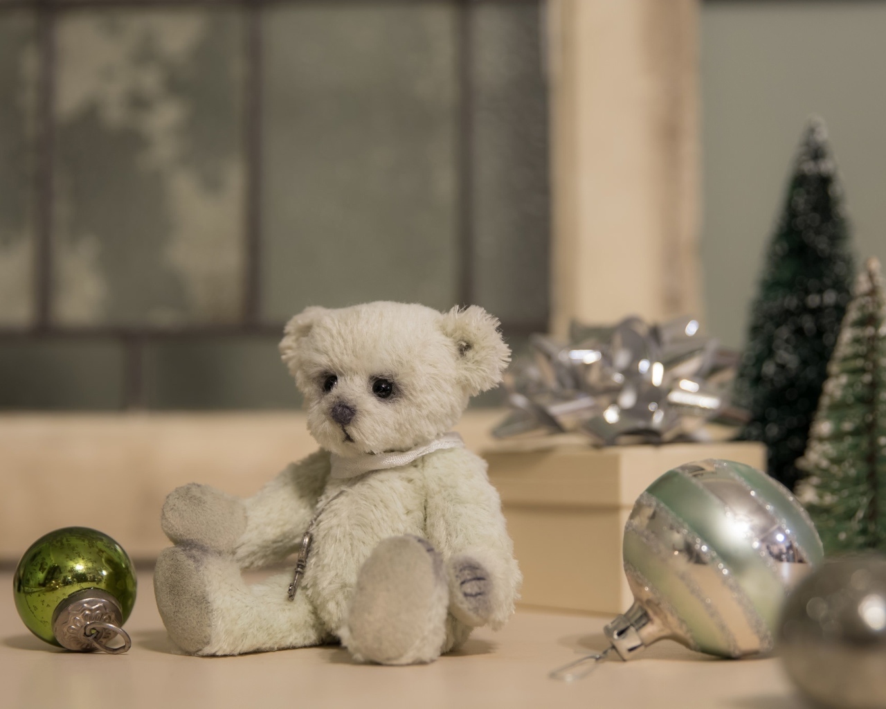 Игрушечный медвежонок с шариками