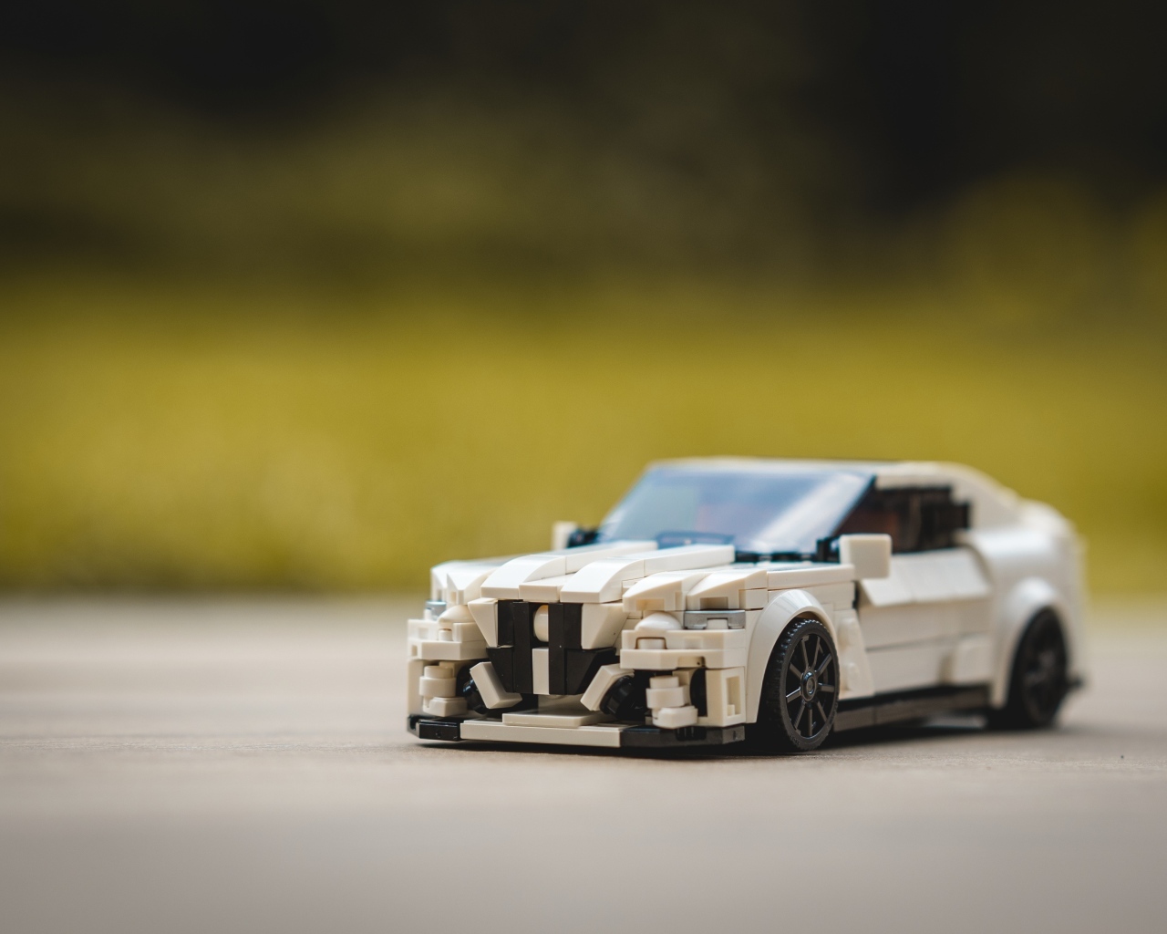 Игрушечная машинка крупным планом