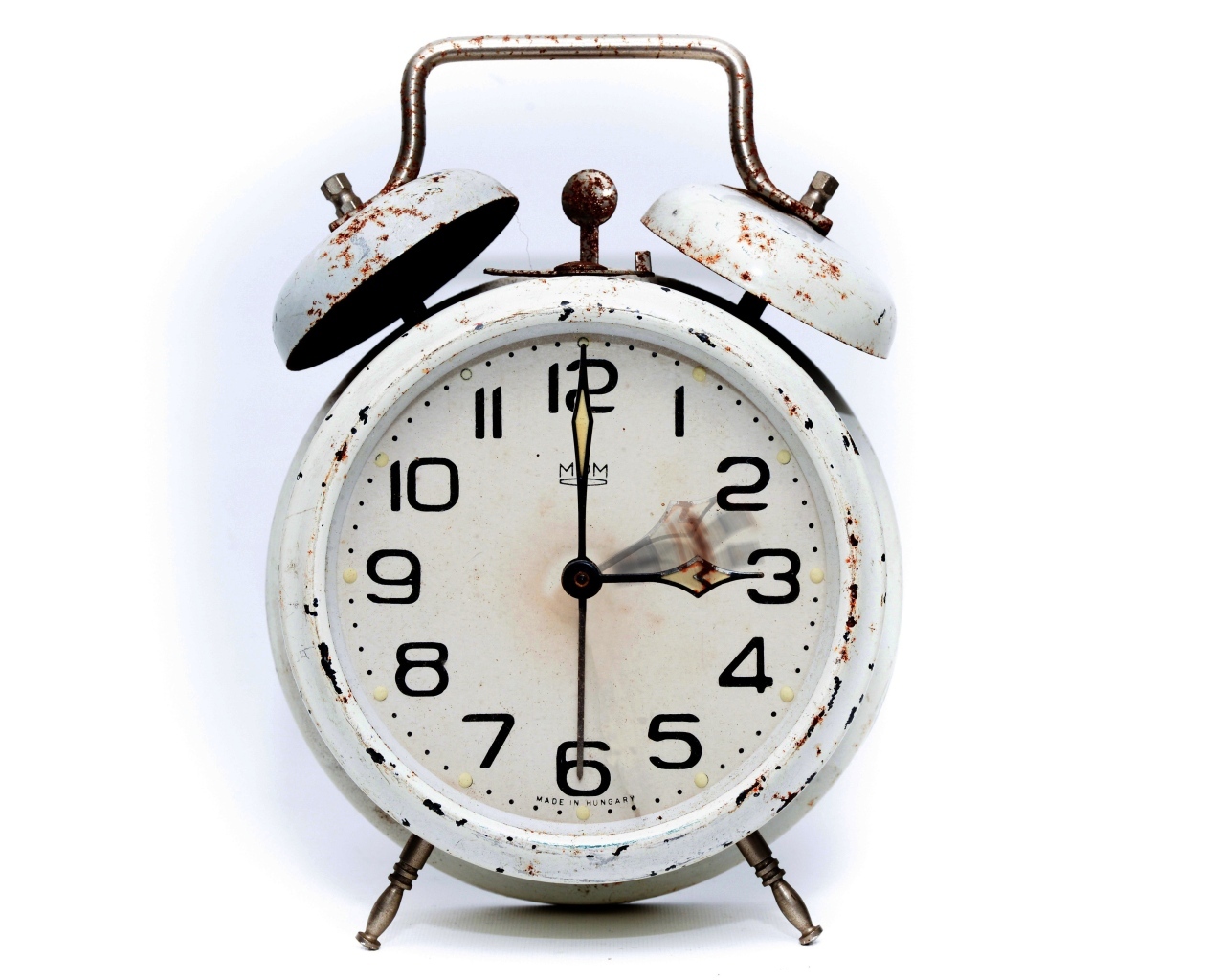 Белый железный будильник с ржавчиной