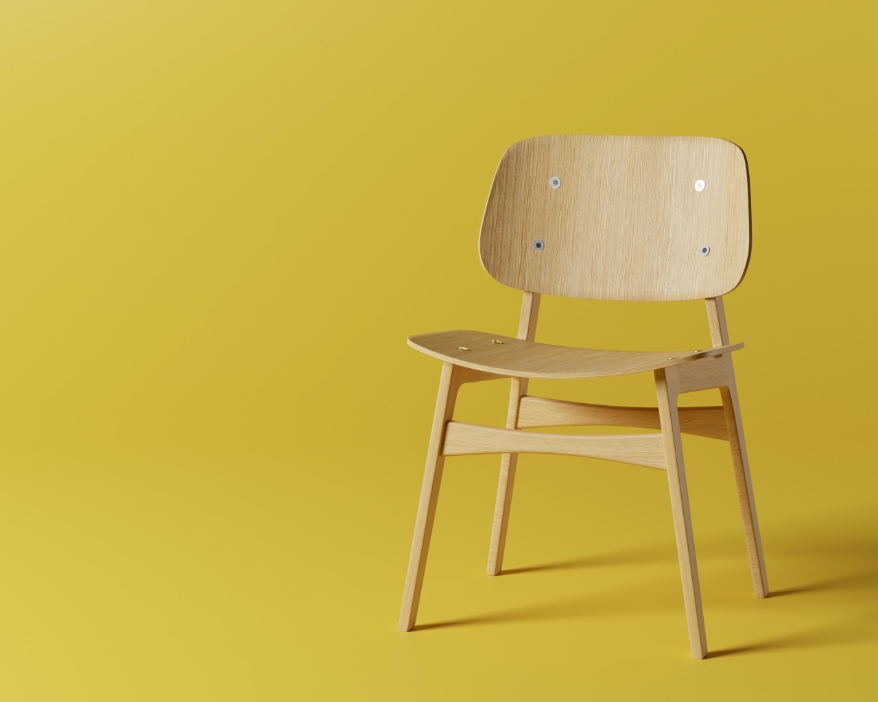 Деревянный стул на желтом фоне