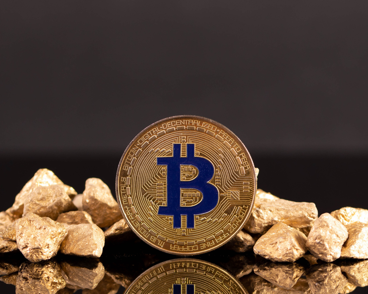 Монета биткоин с золотом на черном фоне