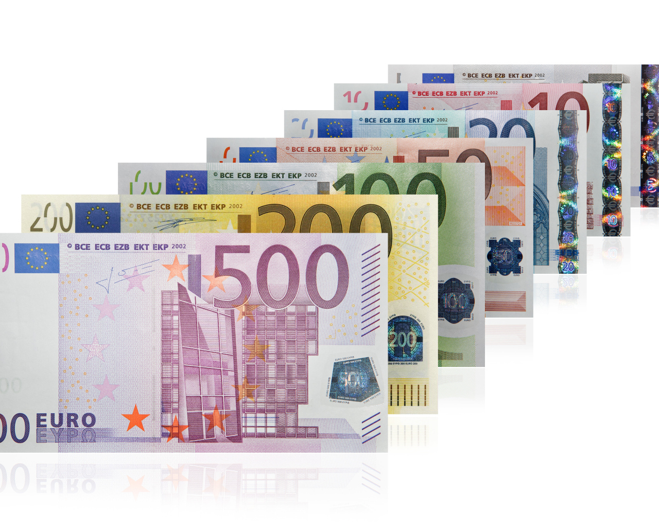 Разные банкноты евро на белом фоне