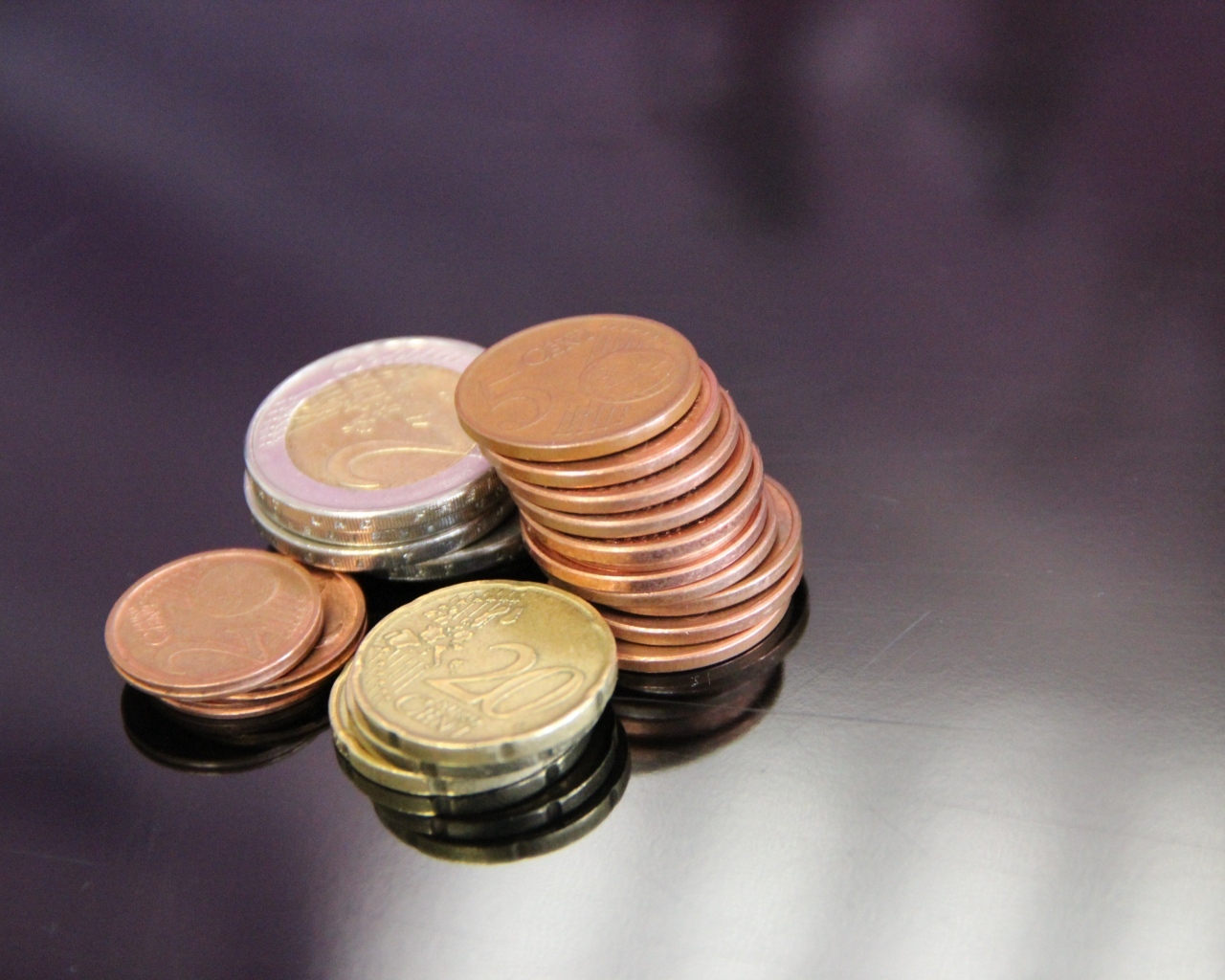 Монеты евро на сером столе