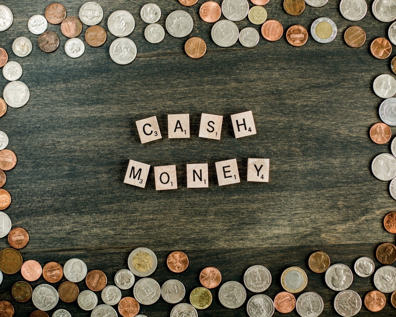 Много монет и кубики на столе