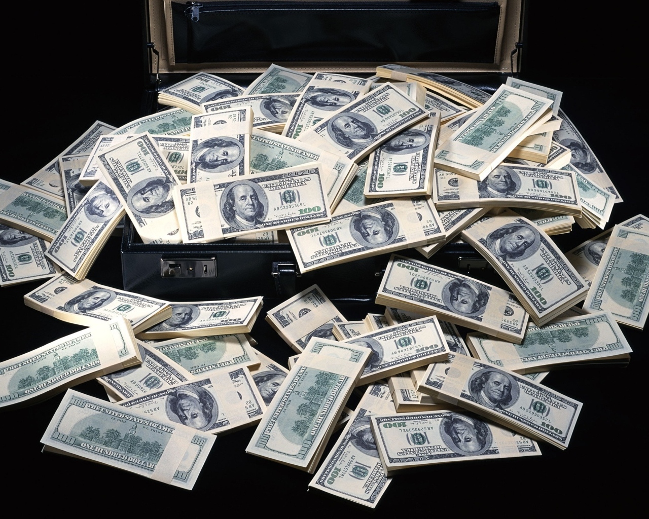 Пачки долларов в большом чемодане