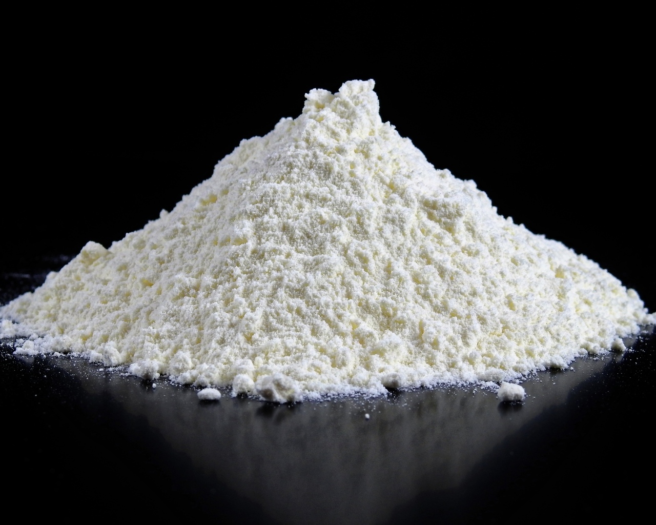 Горсть муки на черном фоне