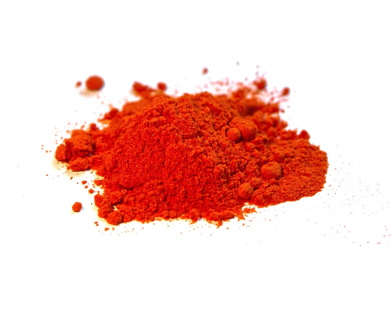 Горсть куркумы на белом фоне