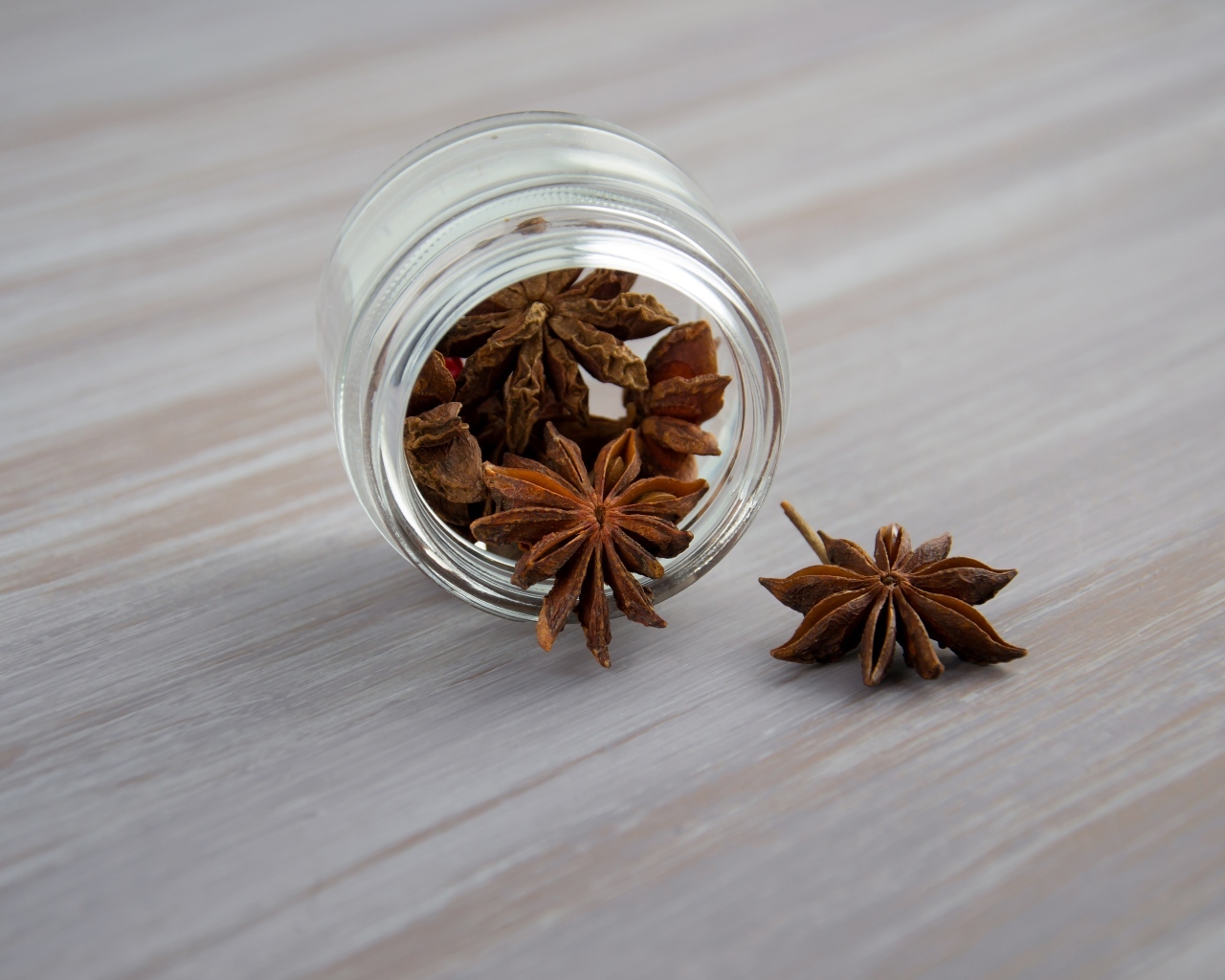Анис в стеклянной банке на столе