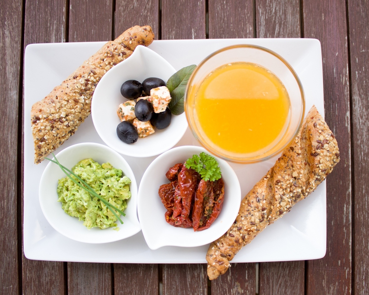 Аппетитный завтрак на большой белой тарелке