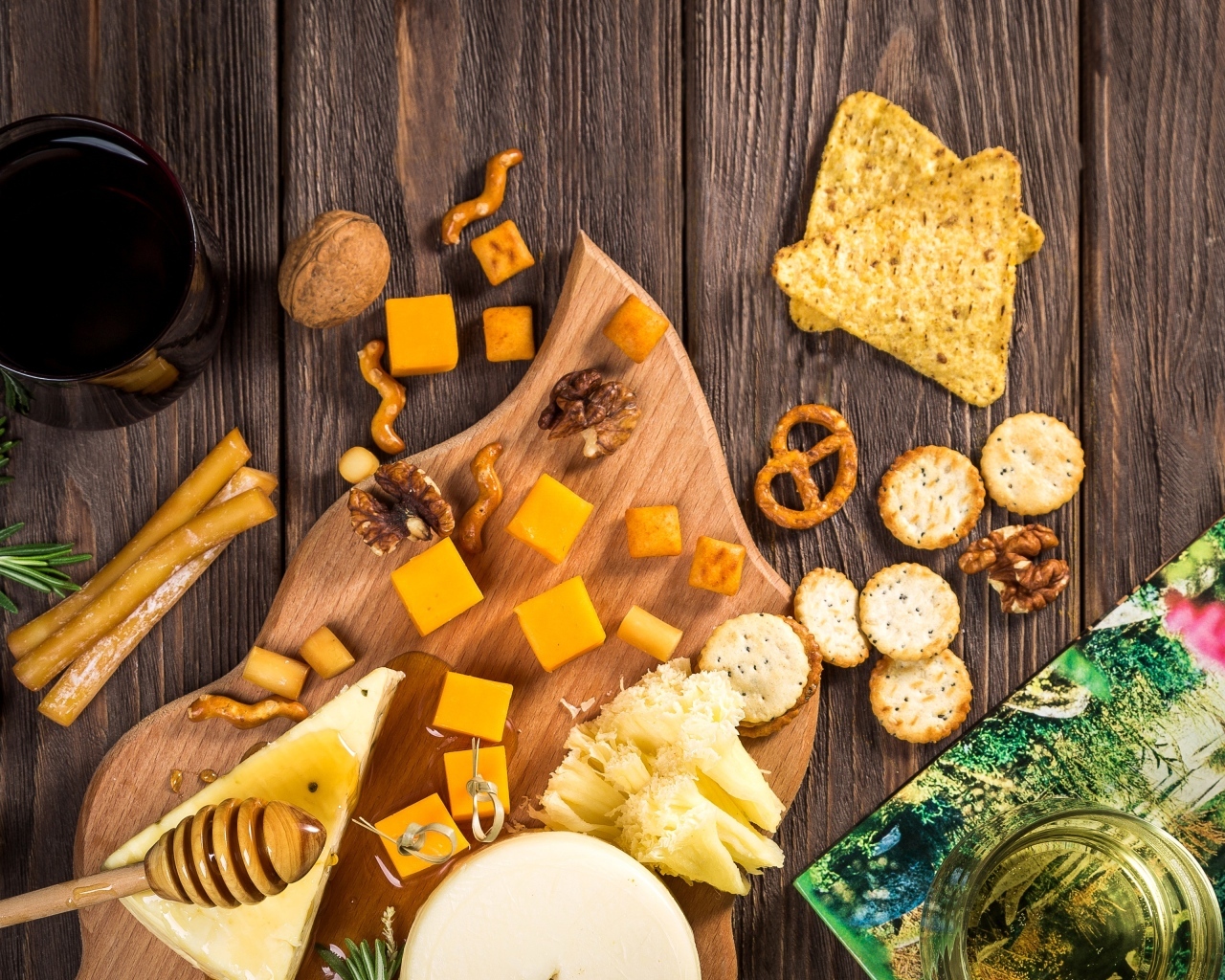 Аппетитное печенье крекер с сыром на столе