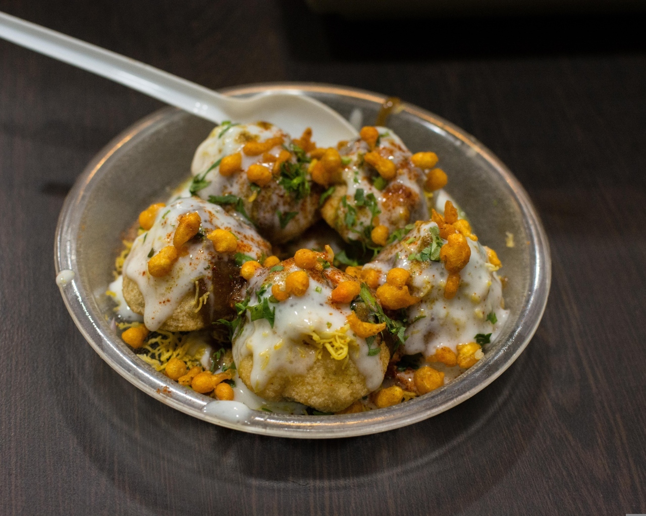 Азиатская еда в миске на столе 