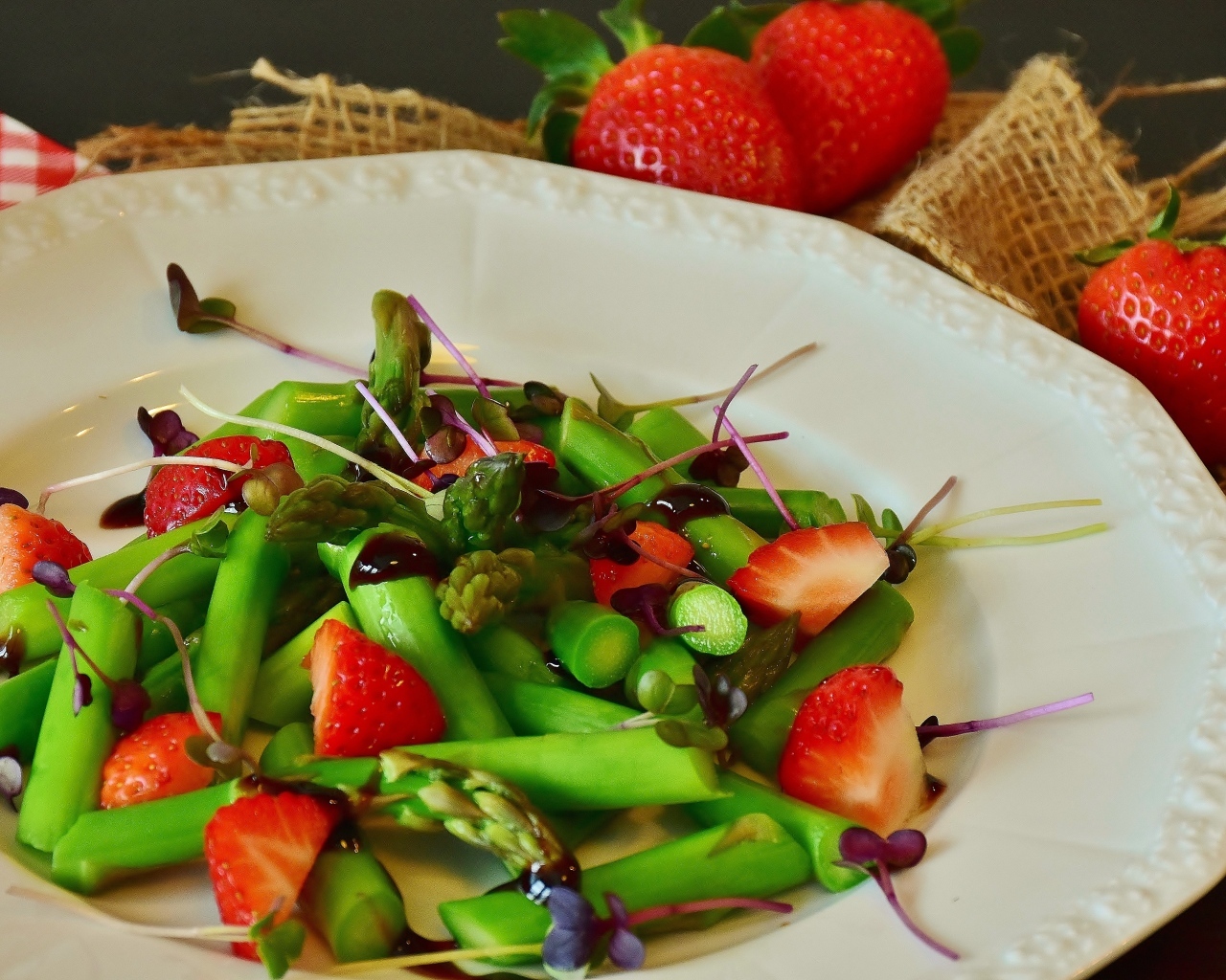 Спаржа в тарелке с клубникой