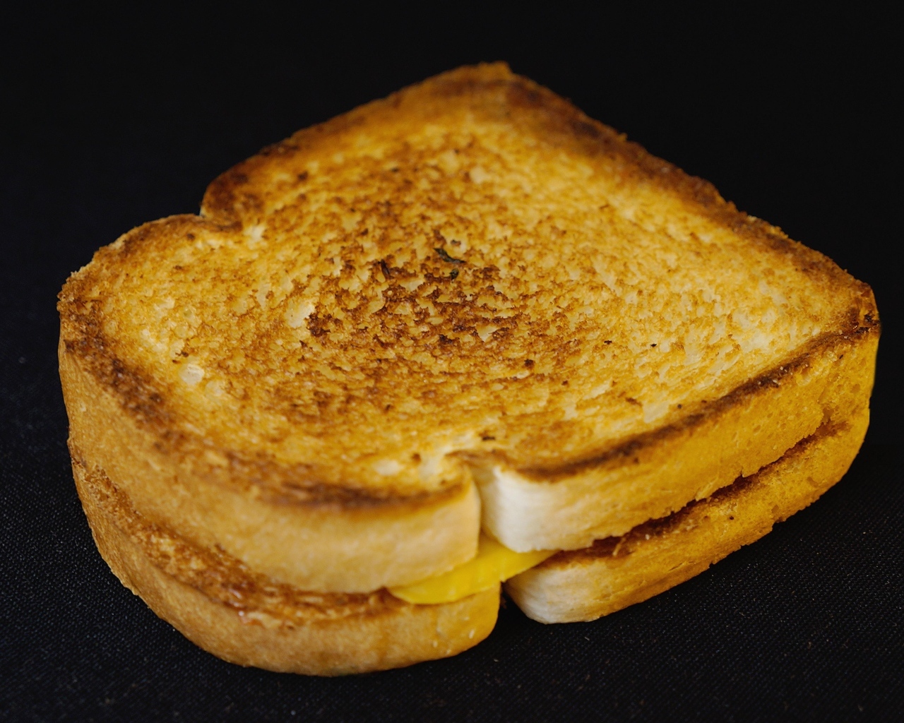 Запеченный хлеб с кусочками сыра