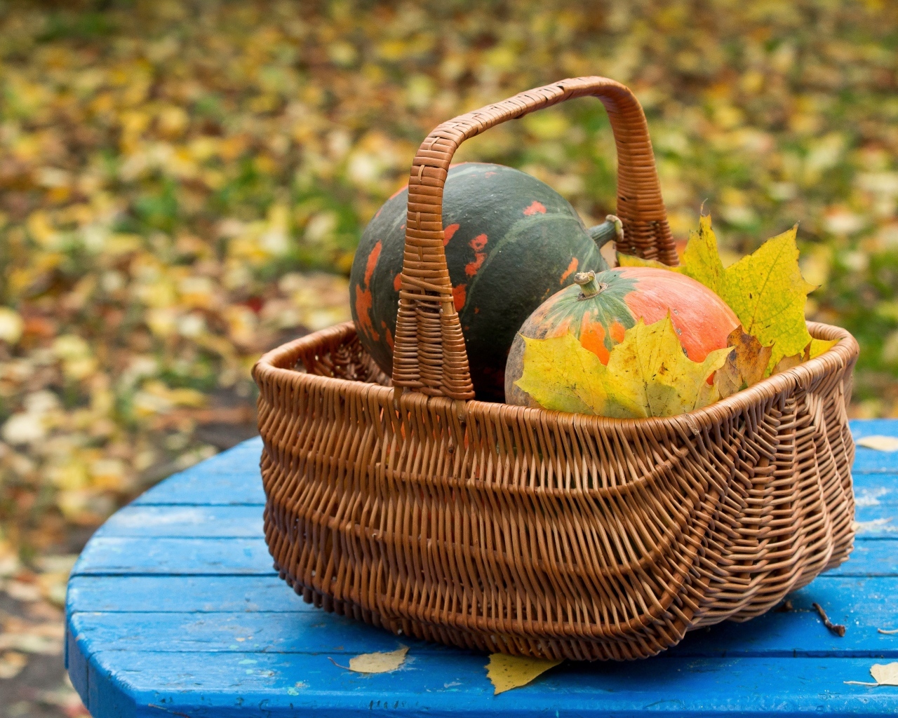 Корзина с тыквой осенью 